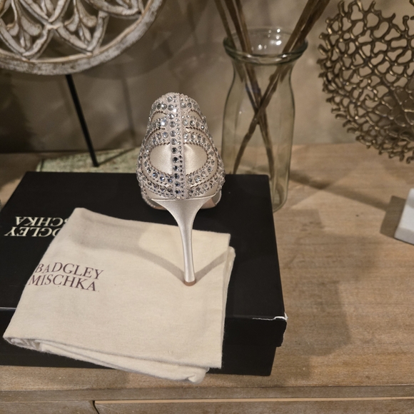 Badgley Mischka Silver and Cream Heels - Picture 3 of 5